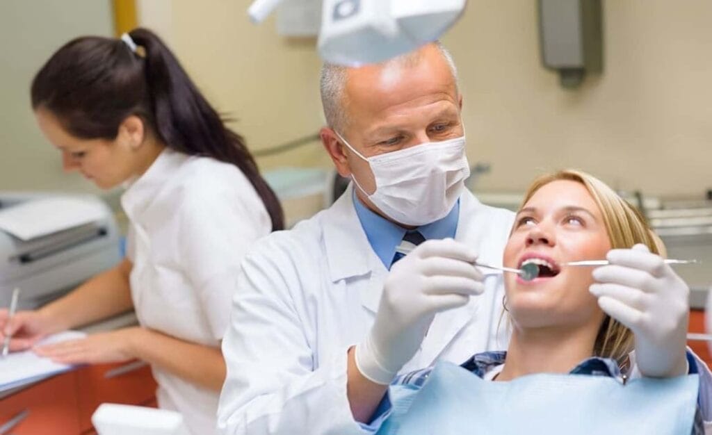 Dentista realizando examen dental profesional