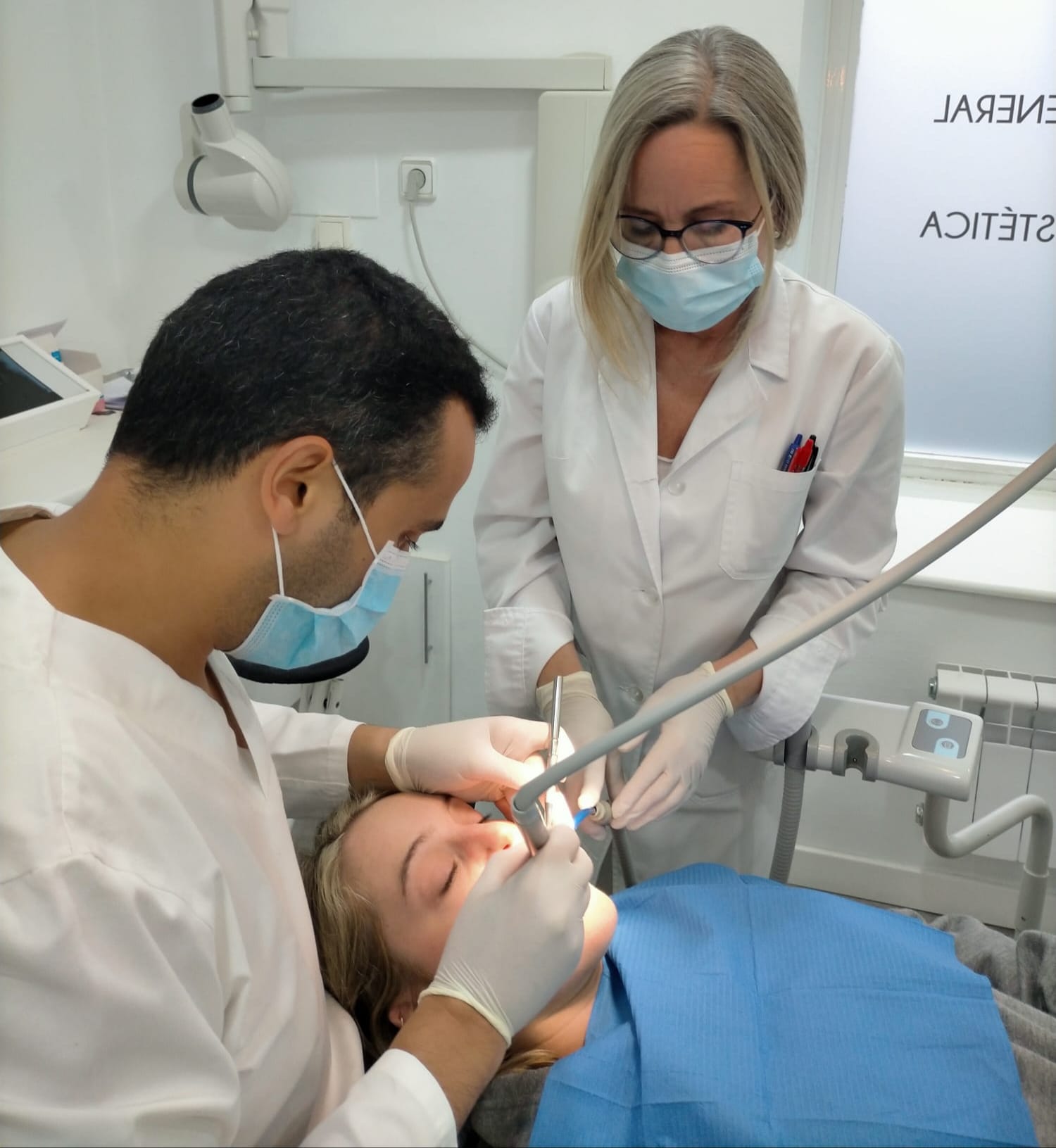 ¿Notas las encías inflamadas o te sangran al cepillarte? Así empiezan muchas enfermedades periodontales 3 Cristina Sánchez, Gerente de la Clínica Dental Nueva Ciudad e Imad Chalkha tratan a una paciente de una enfermedad periodontal.