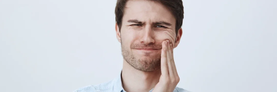 ¿Notas que se te mueven los dientes? Causas más allá de la piorrea