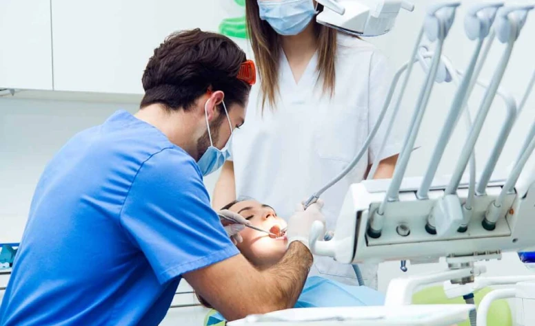 Tu cepillo no llega a todo: la verdad detrás de la limpieza profesional