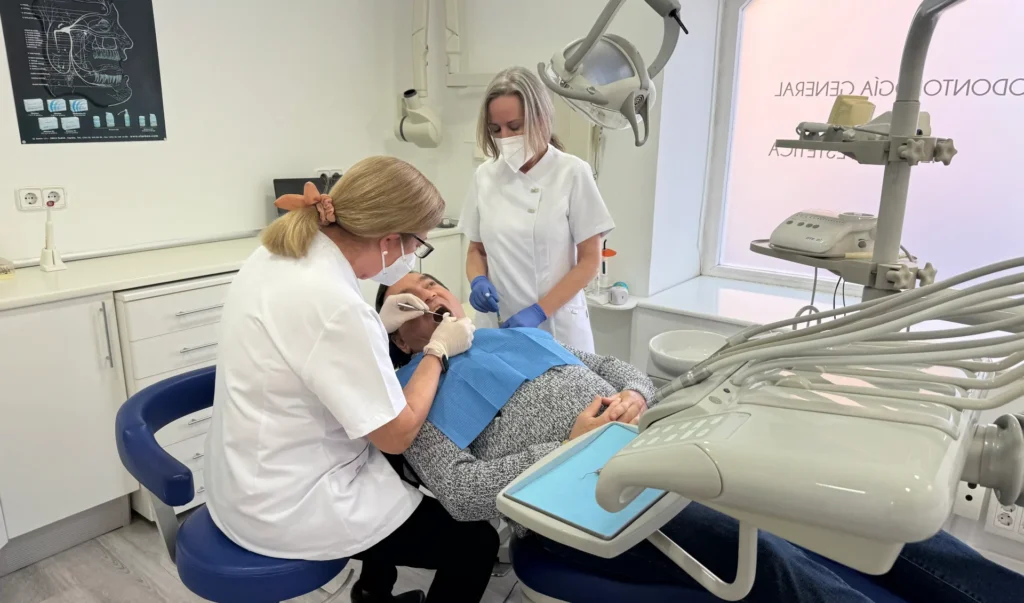 Tu cepillo no llega a todo: la verdad detrás de la limpieza profesional 2 Marisa y Cristina Sánchez realizando una limpieza dental a un paciente.