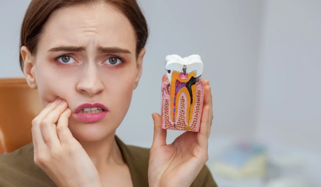 ¿Notas que se te mueven los dientes? Causas más allá de la piorrea